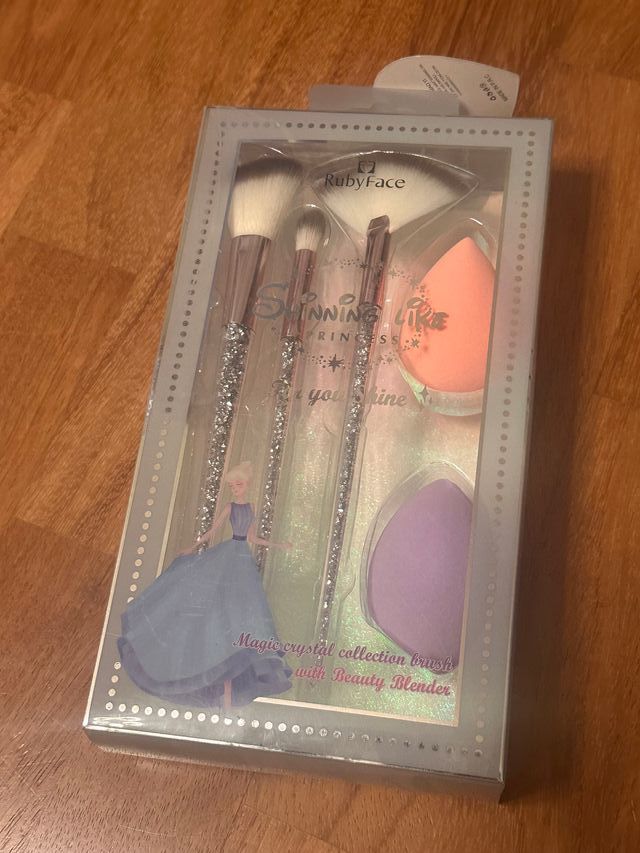 Set di pennelli + 2 beauty blender
