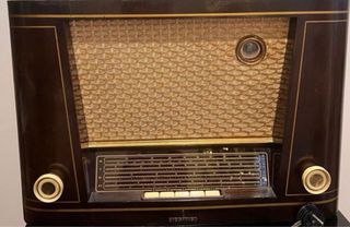 Radio antigua a válvulas