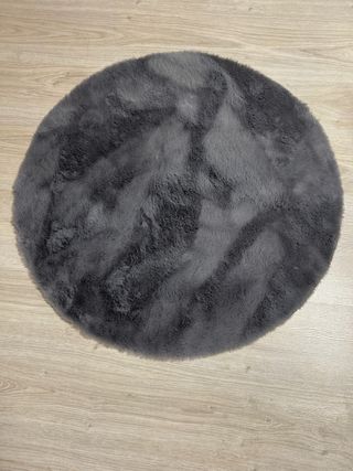 alfombra gris de pelo