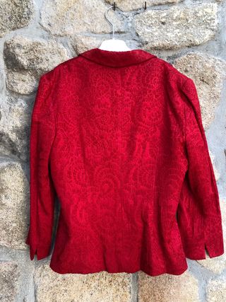 Traje de chaqueta y vestido rojo