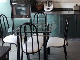 Mesa de cristal con patas de acero negro