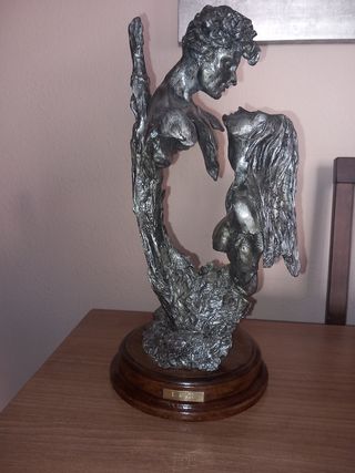 Escultura beso enamorados