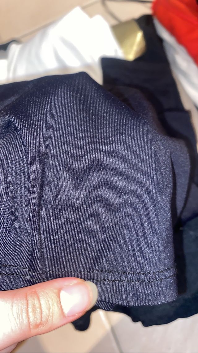 camiseta satinada negra cuello alto