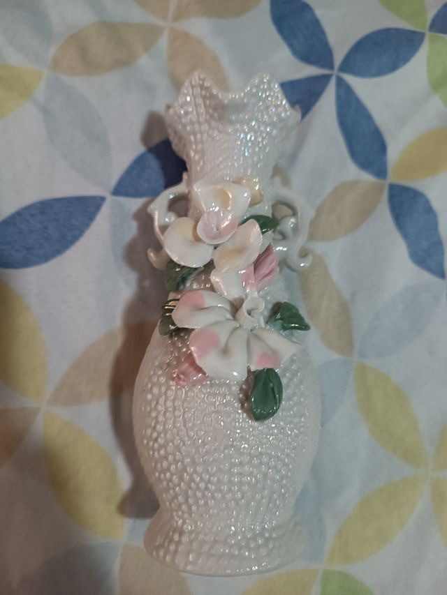 Figura porcelana jarrón