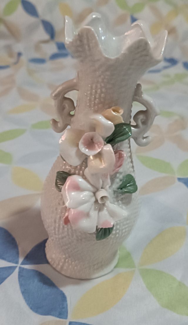 Figura porcelana jarrón