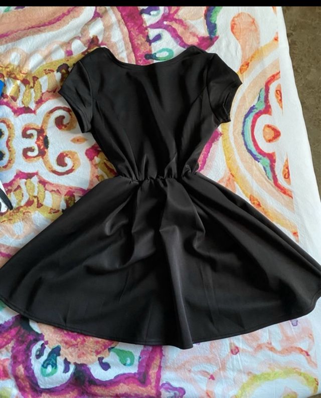 vestido negro manga corta y vuelo