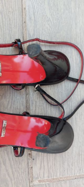 Sandalias negras tacón alto Guess charol