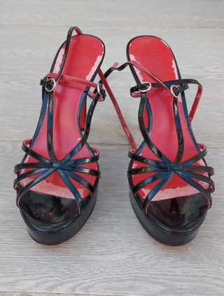 Sandalias negras tacón alto Guess charol