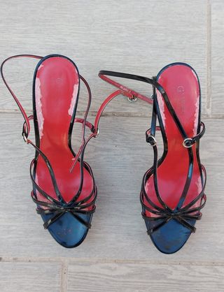 Sandalias negras tacón alto Guess charol