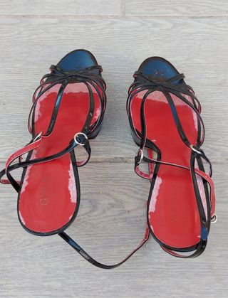 Sandalias negras tacón alto Guess charol