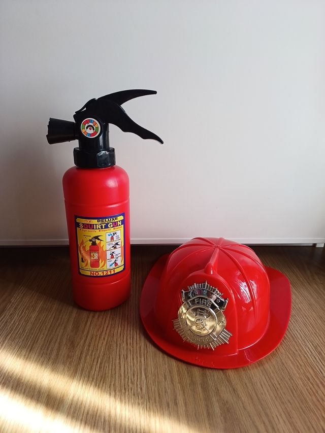 Casco y extintor Bombero