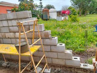 Cercamiento , muros , vallas de bloque .