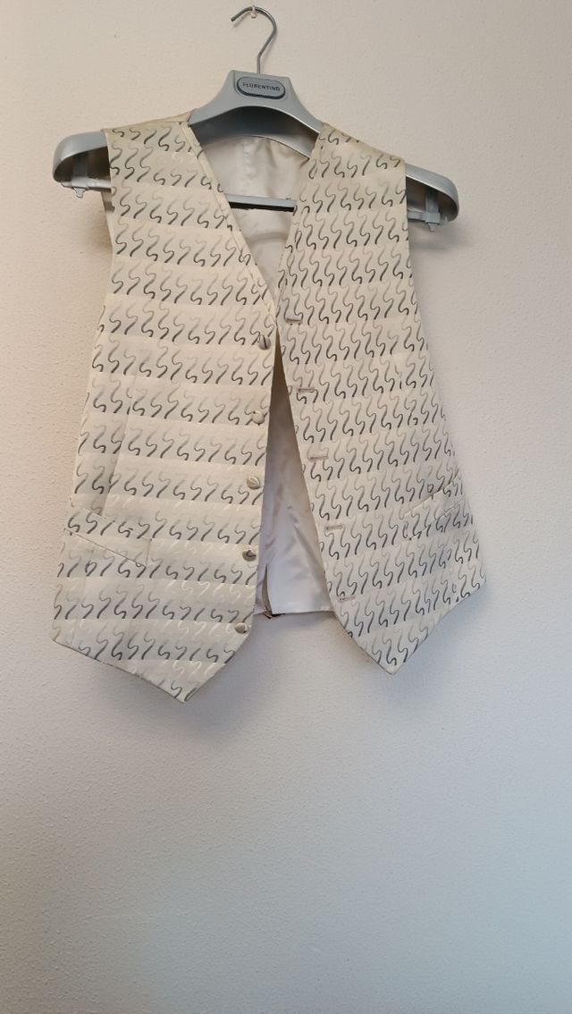 Traje gris con chaleco