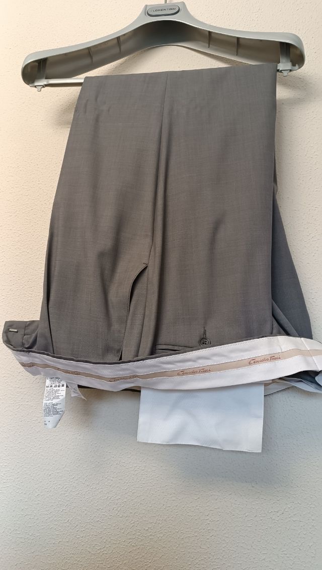 Traje gris con chaleco