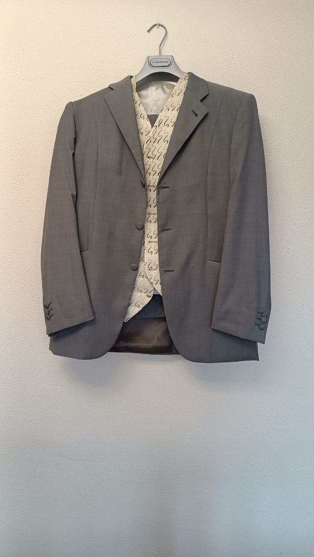 Traje gris con chaleco