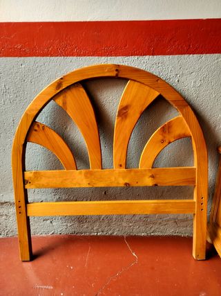 Dos cabeceros y una mesilla