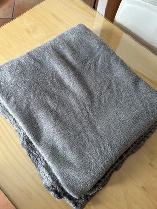 Manta gris de sofá