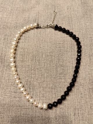 Collar de perlas y cristal negro.