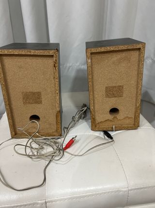 4 altavoces. 2 Sony madera SSMSP890 y 2 no marca