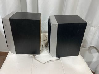 4 altavoces. 2 Sony madera SSMSP890 y 2 no marca