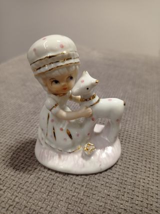 Statuetta bimba con agnellino in ceramica 