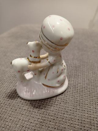 Statuetta bimba con agnellino in ceramica 