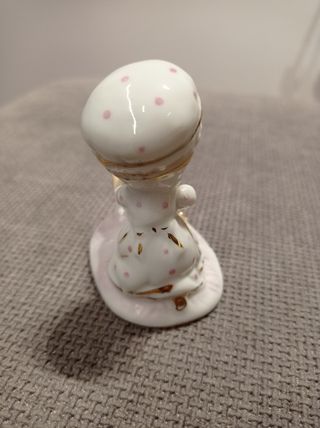 Statuetta bimba con agnellino in ceramica 