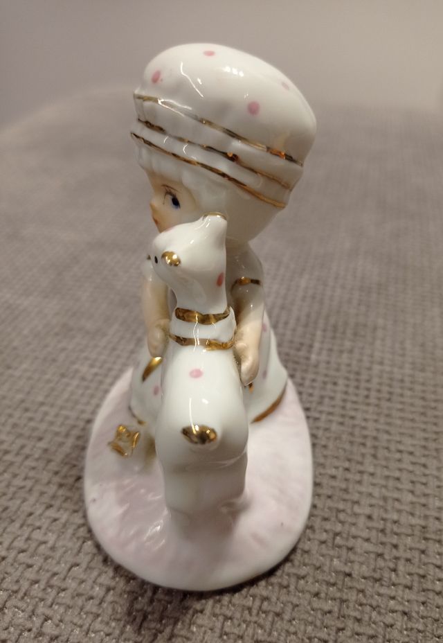 Statuetta bimba con agnellino in ceramica 