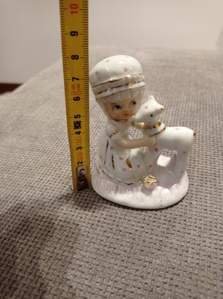 Statuetta bimba con agnellino in ceramica 