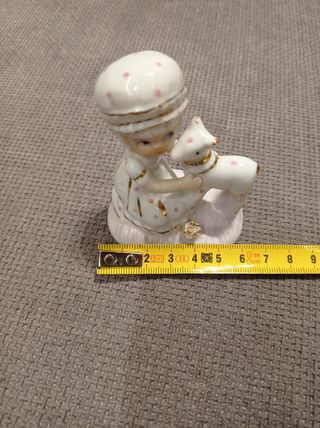 Statuetta bimba con agnellino in ceramica 