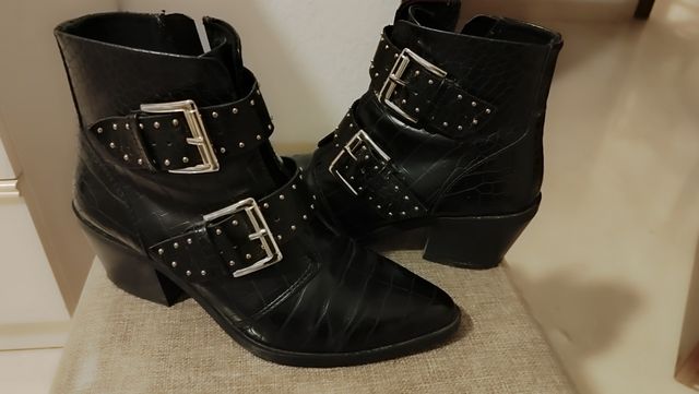 Botín Stradivarius hebillas