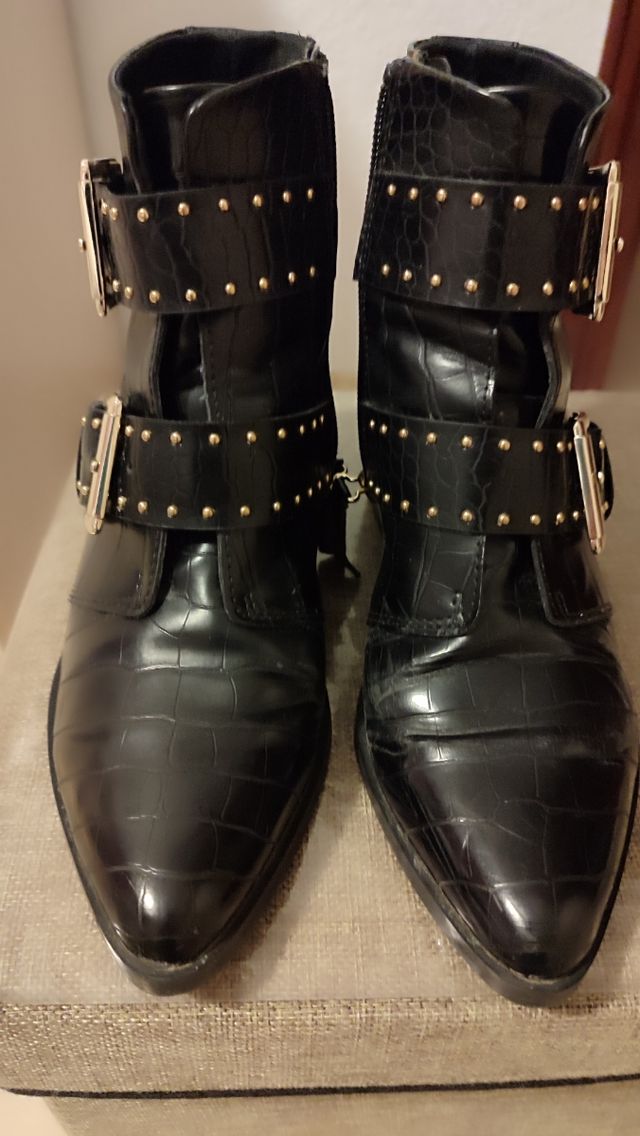 Botín Stradivarius hebillas