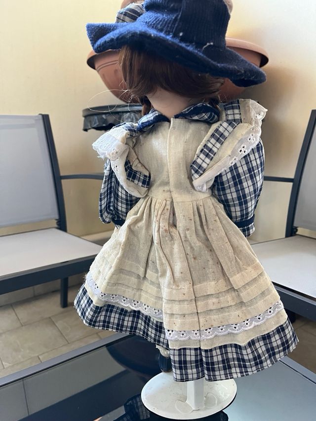 Bambola in porcellana da collezione