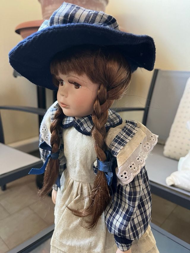 Bambola in porcellana da collezione