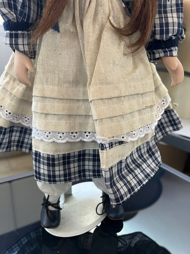 Bambola in porcellana da collezione