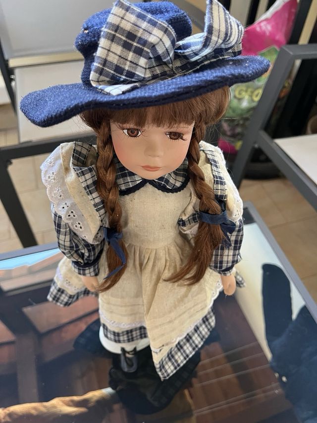 Bambola in porcellana da collezione