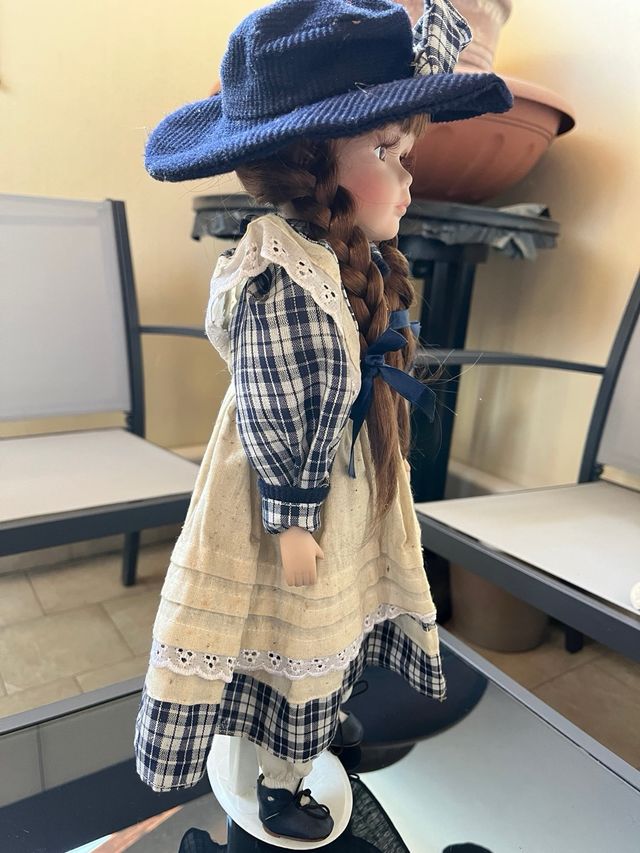 Bambola in porcellana da collezione