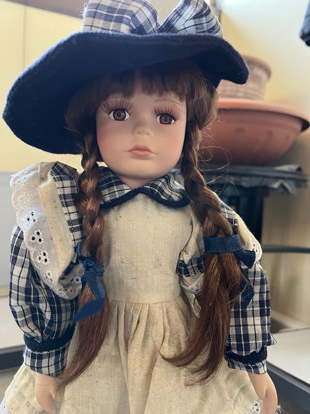 Bambola in porcellana da collezione