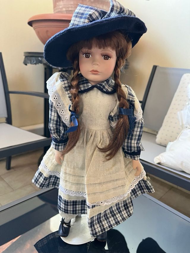 Bambola in porcellana da collezione