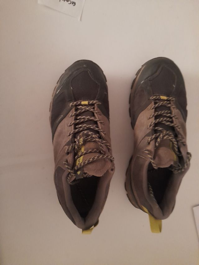 Sapatos de montanha número 39