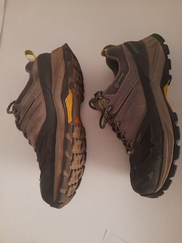 Sapatos de montanha número 39