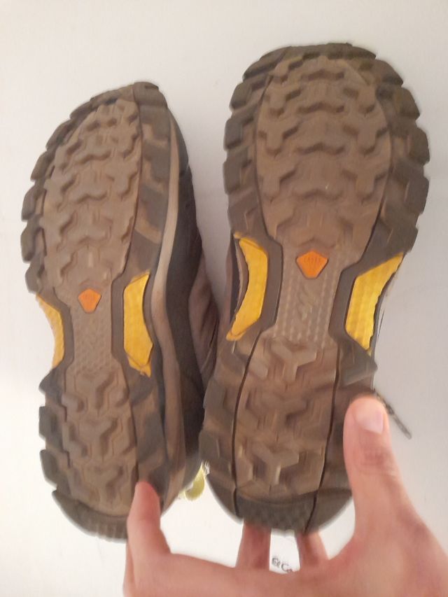 Sapatos de montanha número 39