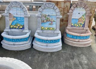 fontana da giardino con mattonelle vietresi