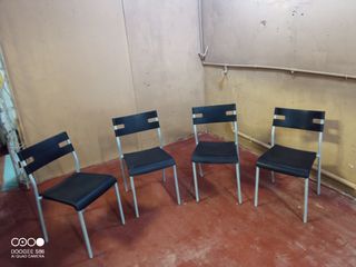 Sillas plástico y hierro.
