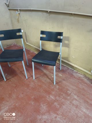 Sillas plástico y hierro.