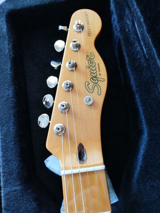 Guitarra eléctrica squirer telecaster .
