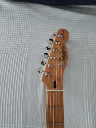 Guitarra eléctrica squirer telecaster .
