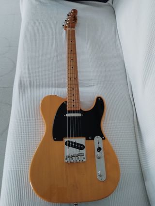 Guitarra eléctrica squirer telecaster .

