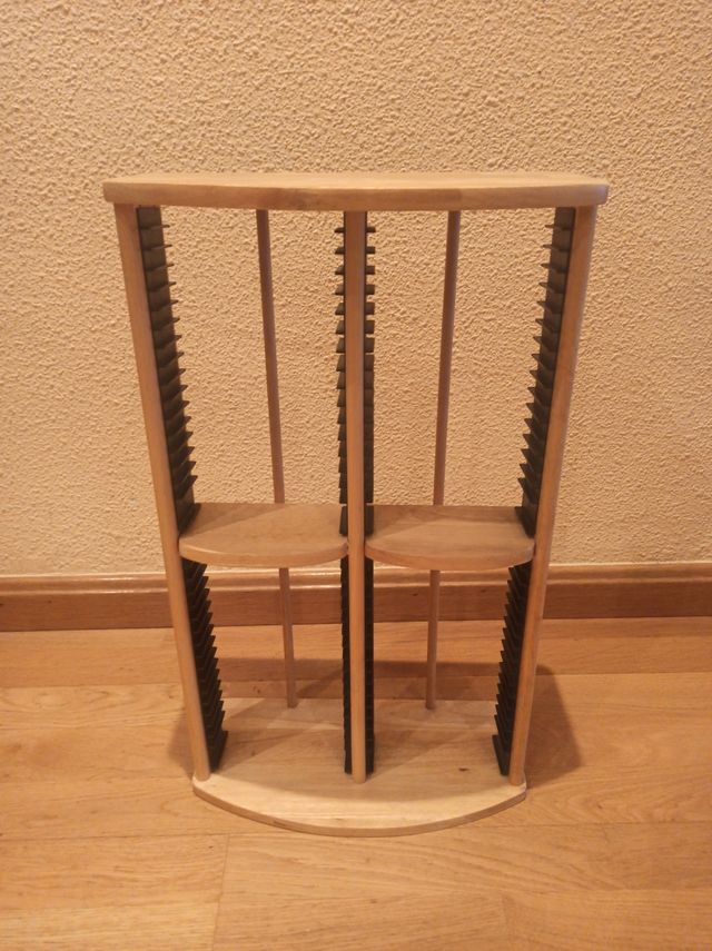 Porta CD de madera.