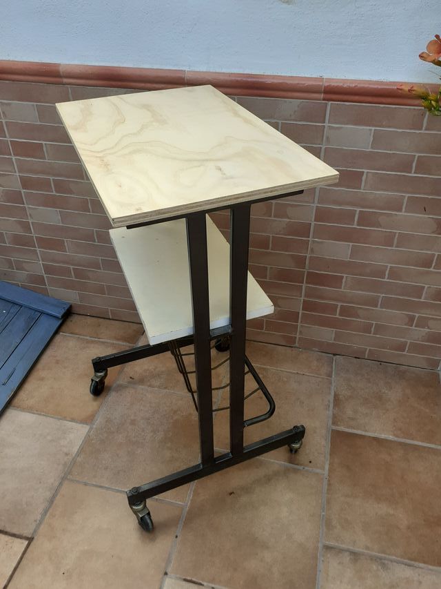 credenza ausiliaria, comodino con ruote, moderno.